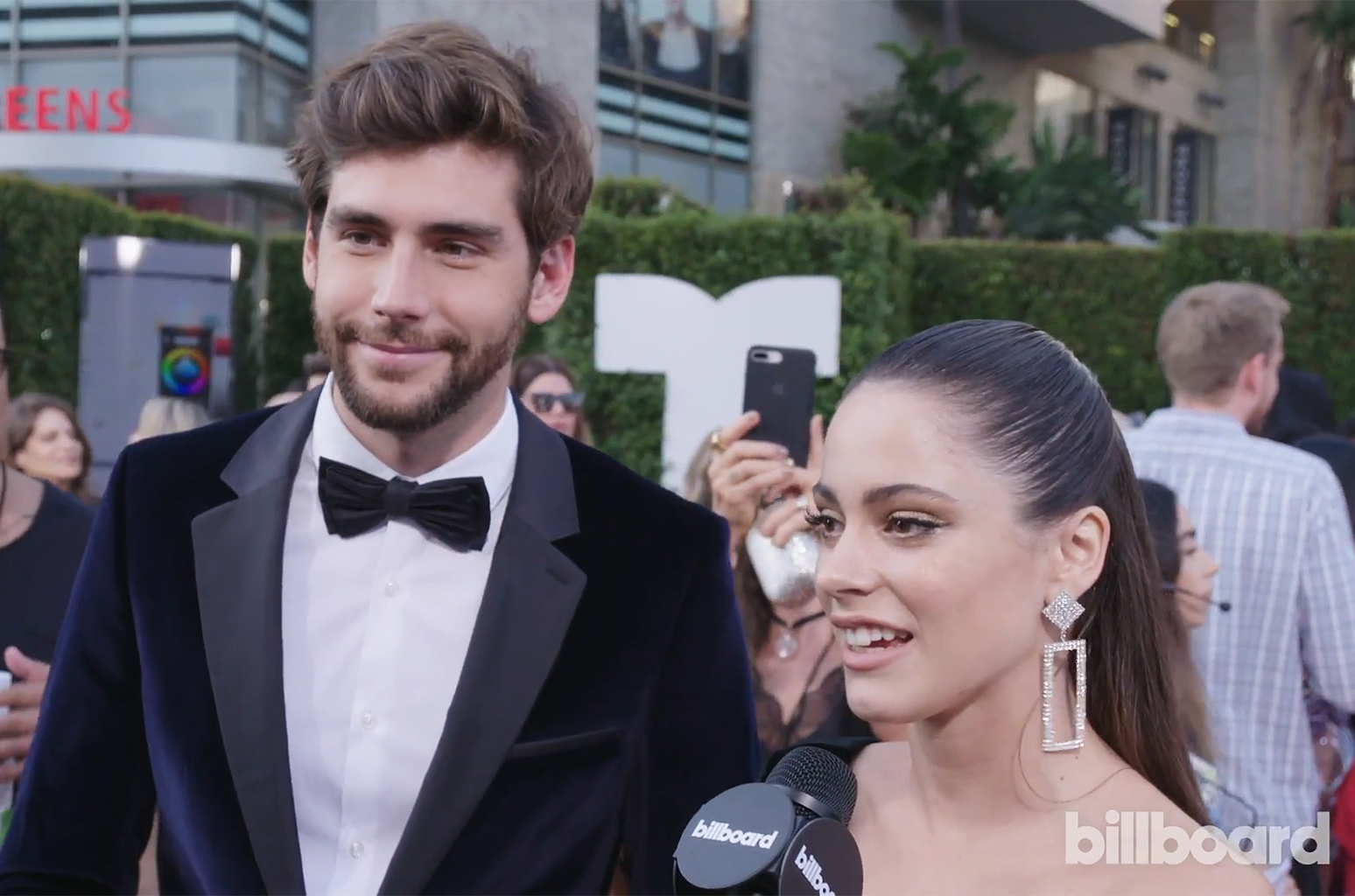 Tini y Alvaro Soler hablaron sobre el remix “La cintura” en los Latin AMAs 2018