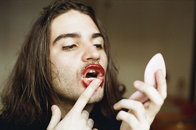 Axel Fiks: Lejos de los nichos