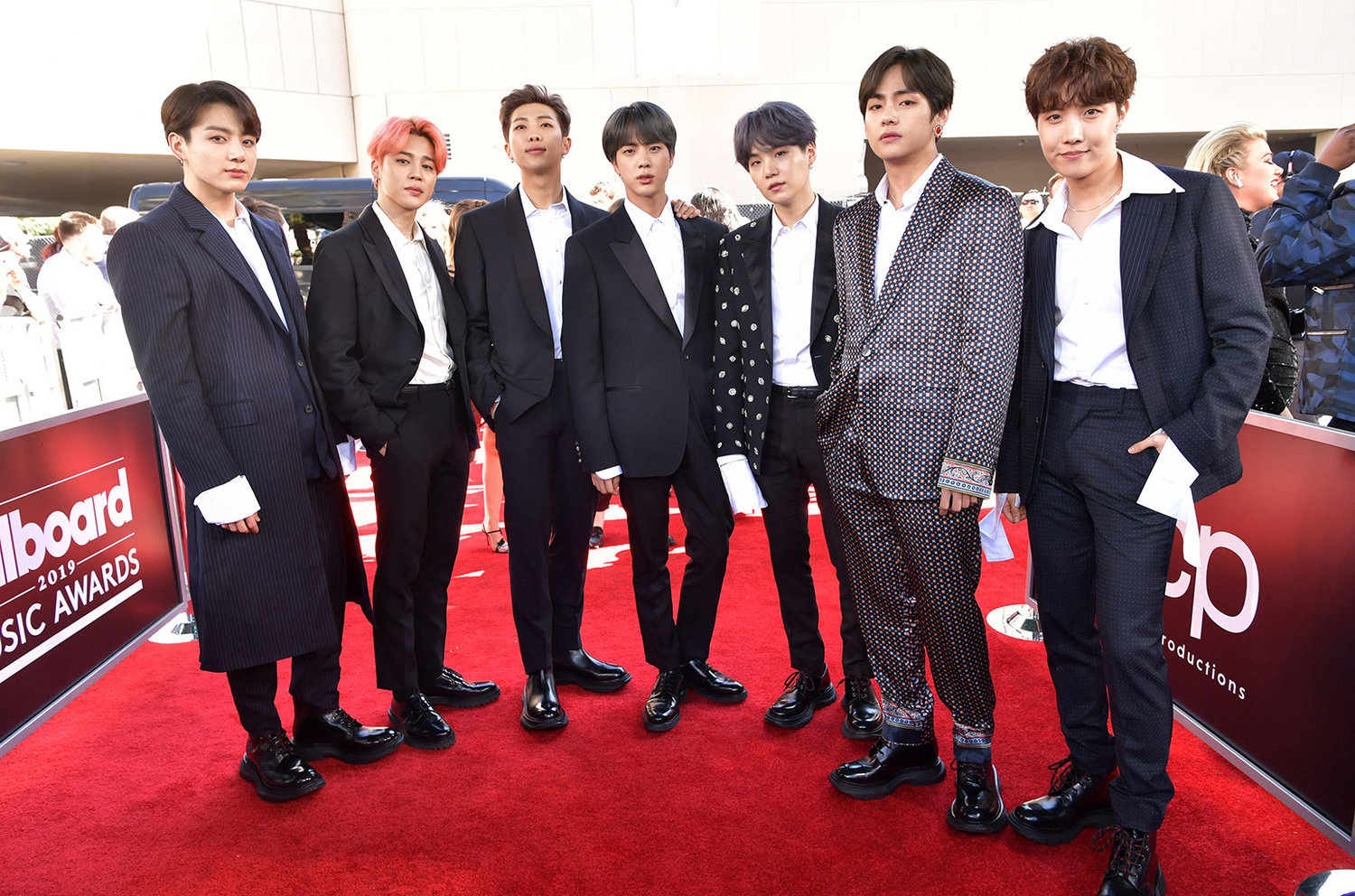 BTS rinde homenaje a los Beatles con “Boy With Luv” en 'Colbert'