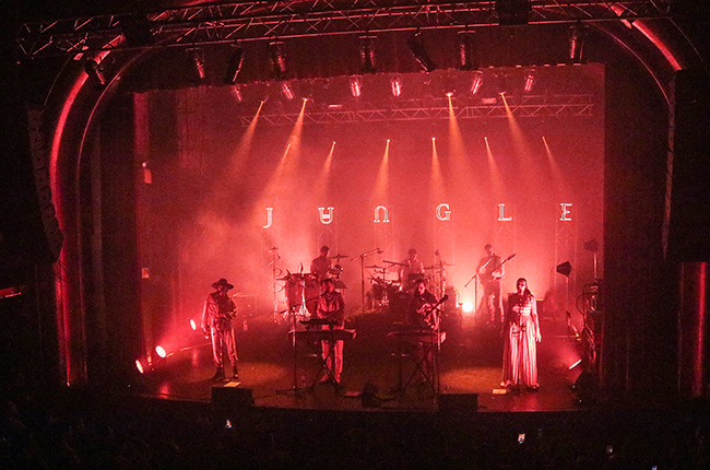 Jungle en el Teatro Vorterix: Al servicio de la elegancia