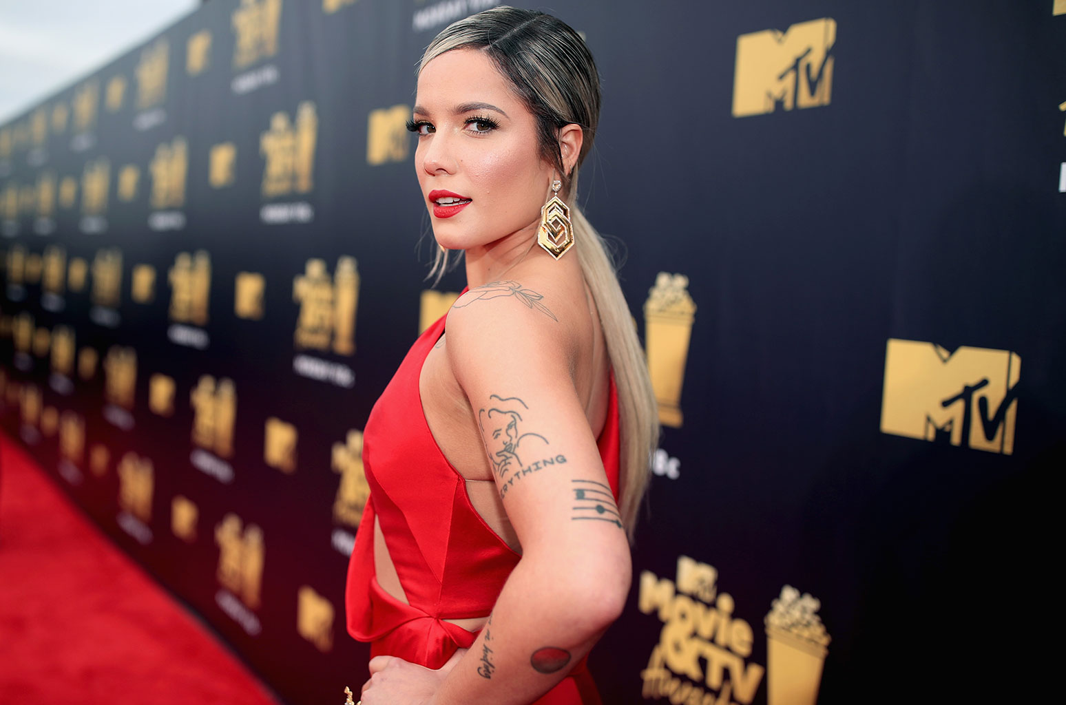 Halsey fue honrada como compositora en la 50° edición de ‘Songwriters Hall of Fame’
