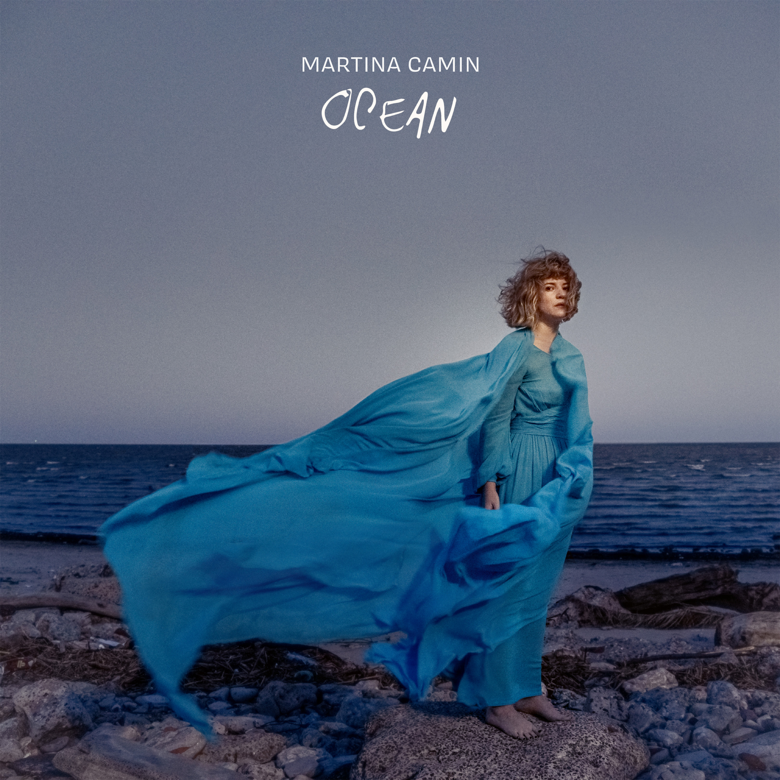 Martina Camin se refugia en el agua en el nuevo video de 'Ocean'