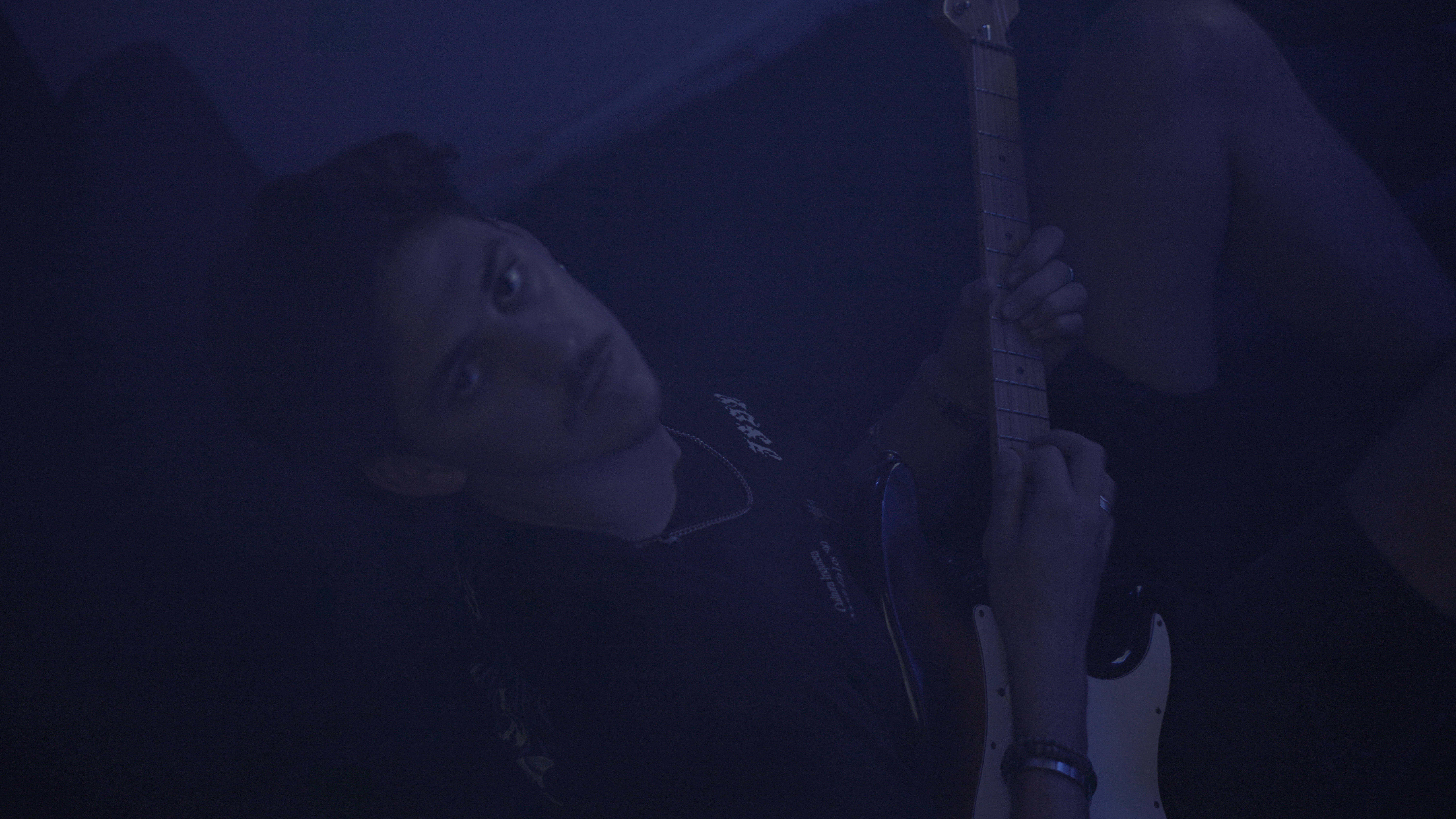 Coval explora las relaciones humanas en su álbum debut, Moderno amor