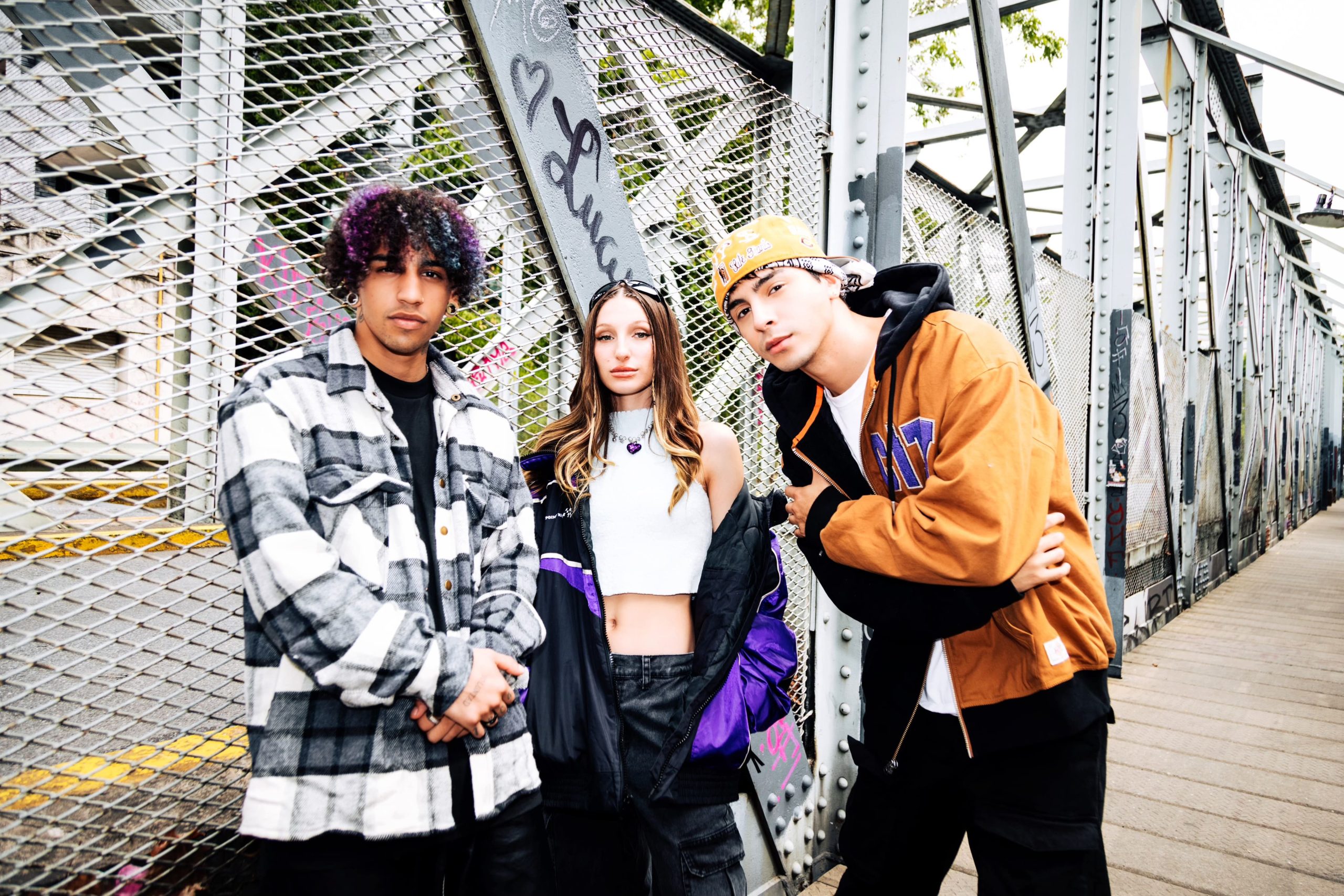 Yami Safdie presenta “De Nada Remix” Billboard Billboard