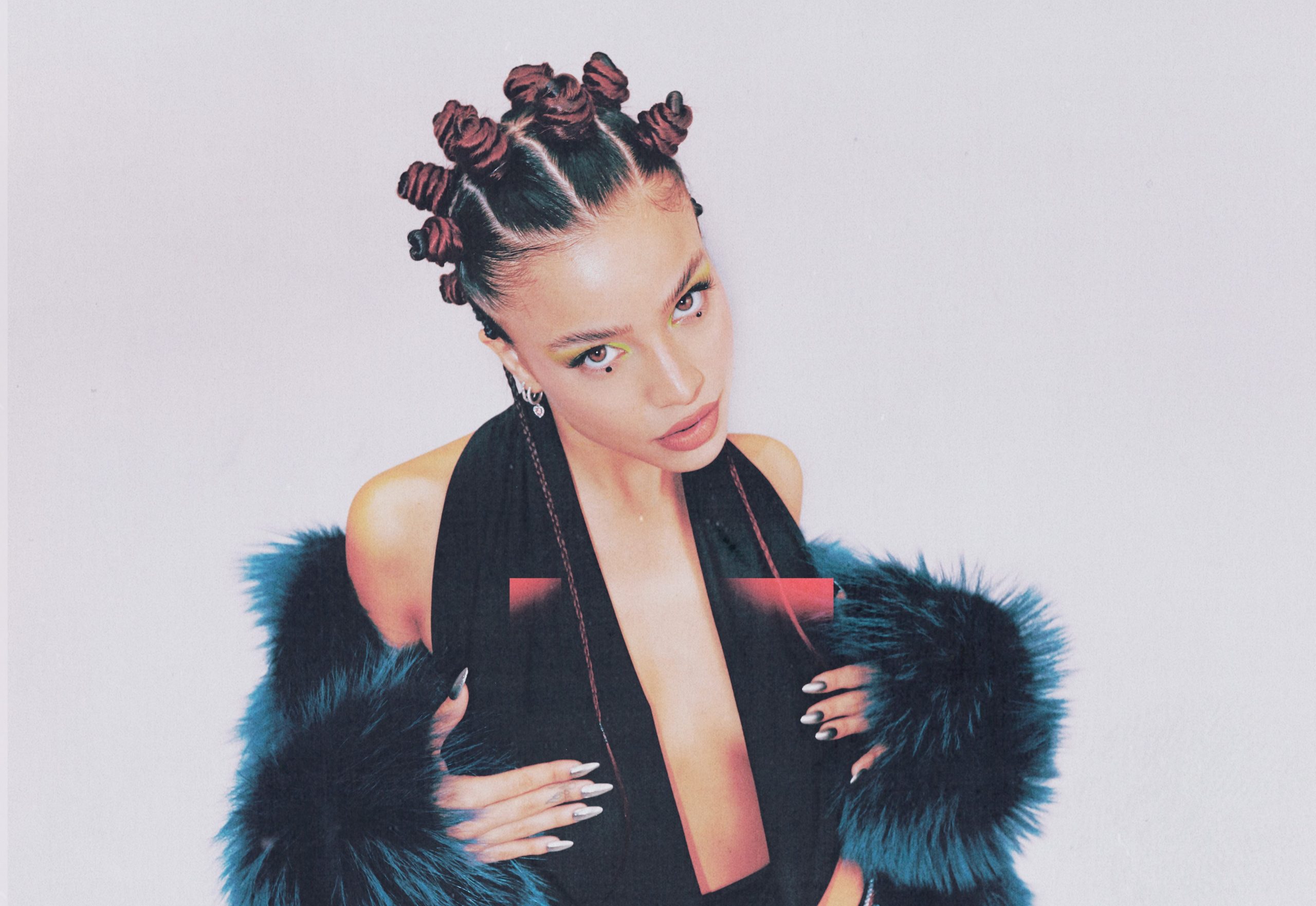 Emilia vuelve a los años 2000 en su nuevo single y videoclip: 