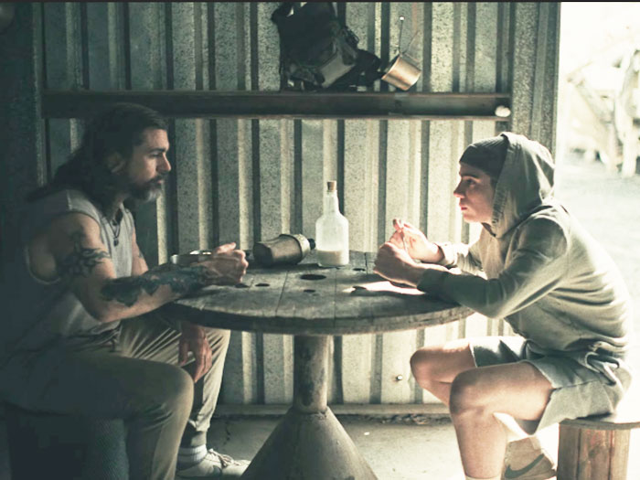 Juanes actúa junto a su hijo en el video de “Veneno”, su último single