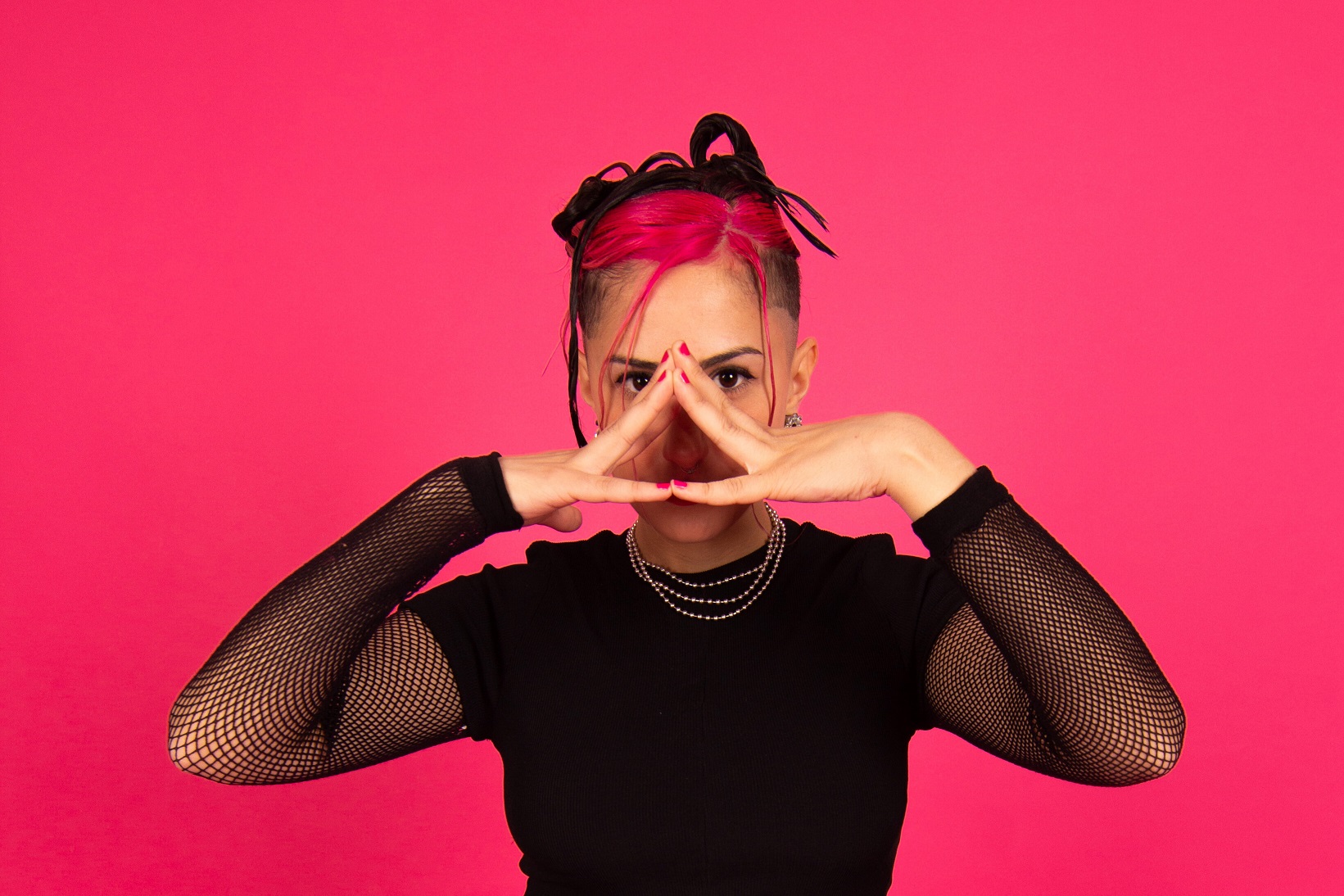 Abril Oxalde presenta su primer álbum