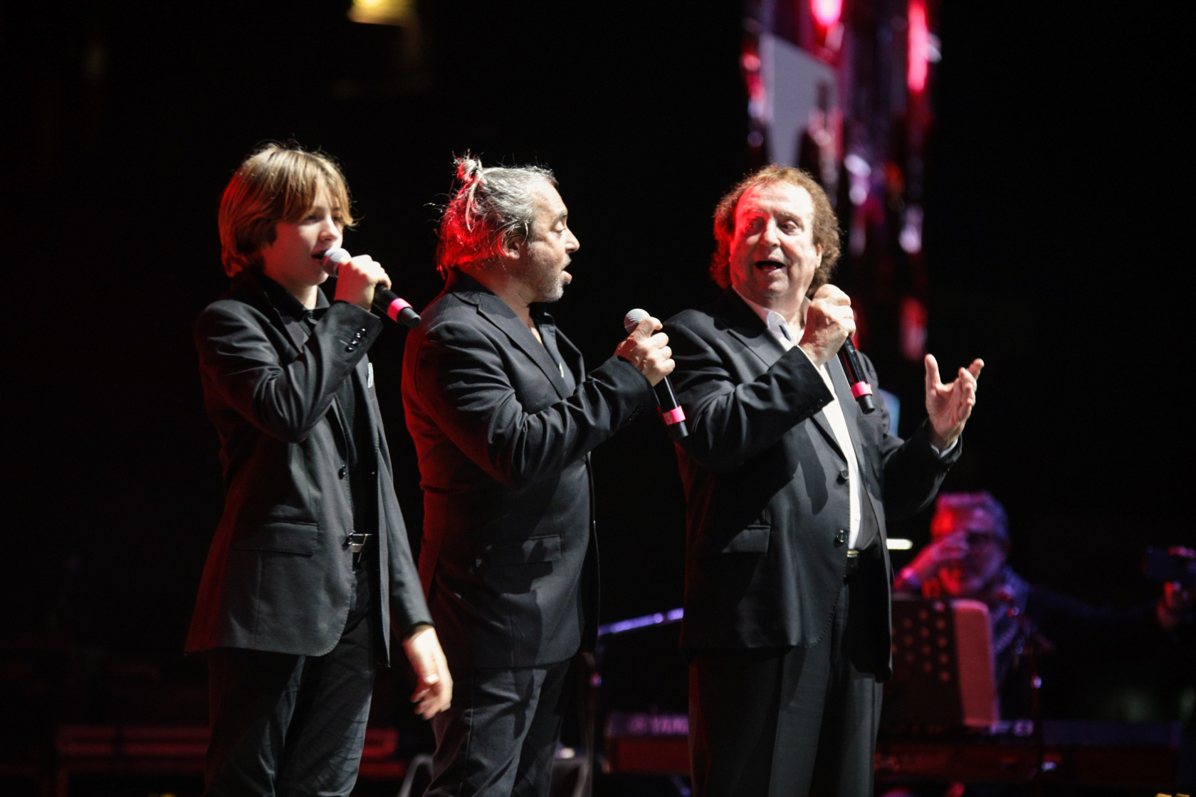 Dyango junto a su hijo y su nieto conquistaron el público argentino en el Luna Park