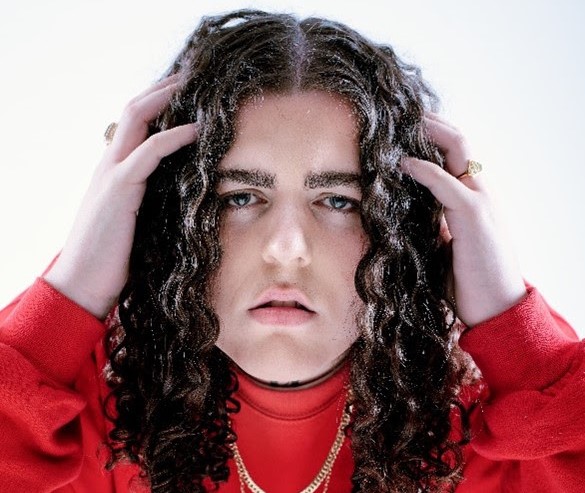 Lil CaKe se une a destacados artistas y presenta 