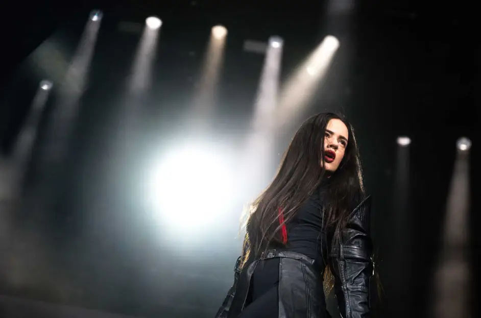 Rosalía finalizó el Motomami Global Tour con un emotivo discurso en Lollapalooza París