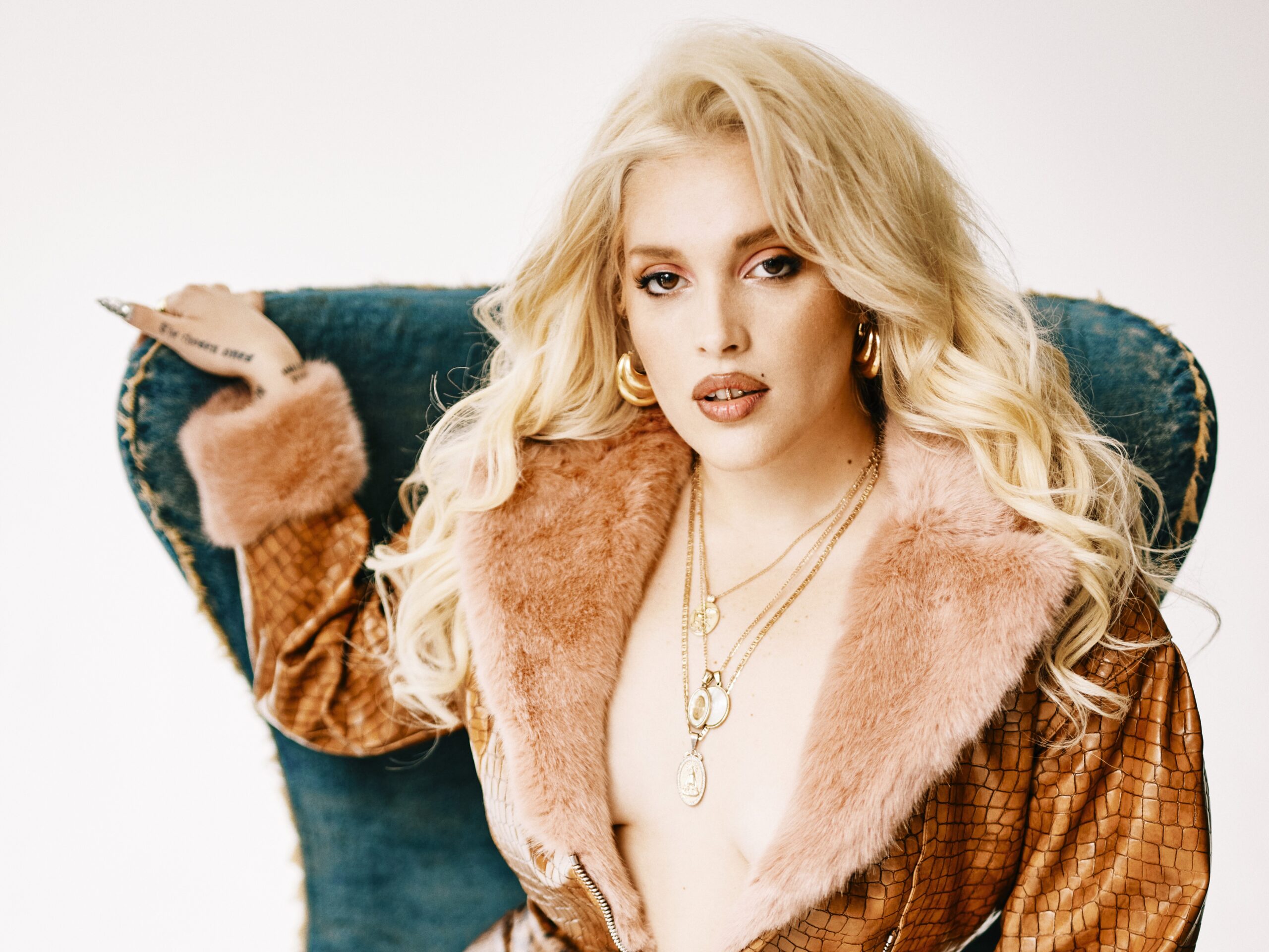 Elena Rose presentó en exclusiva para Billboard Argentina una versión acústica de 