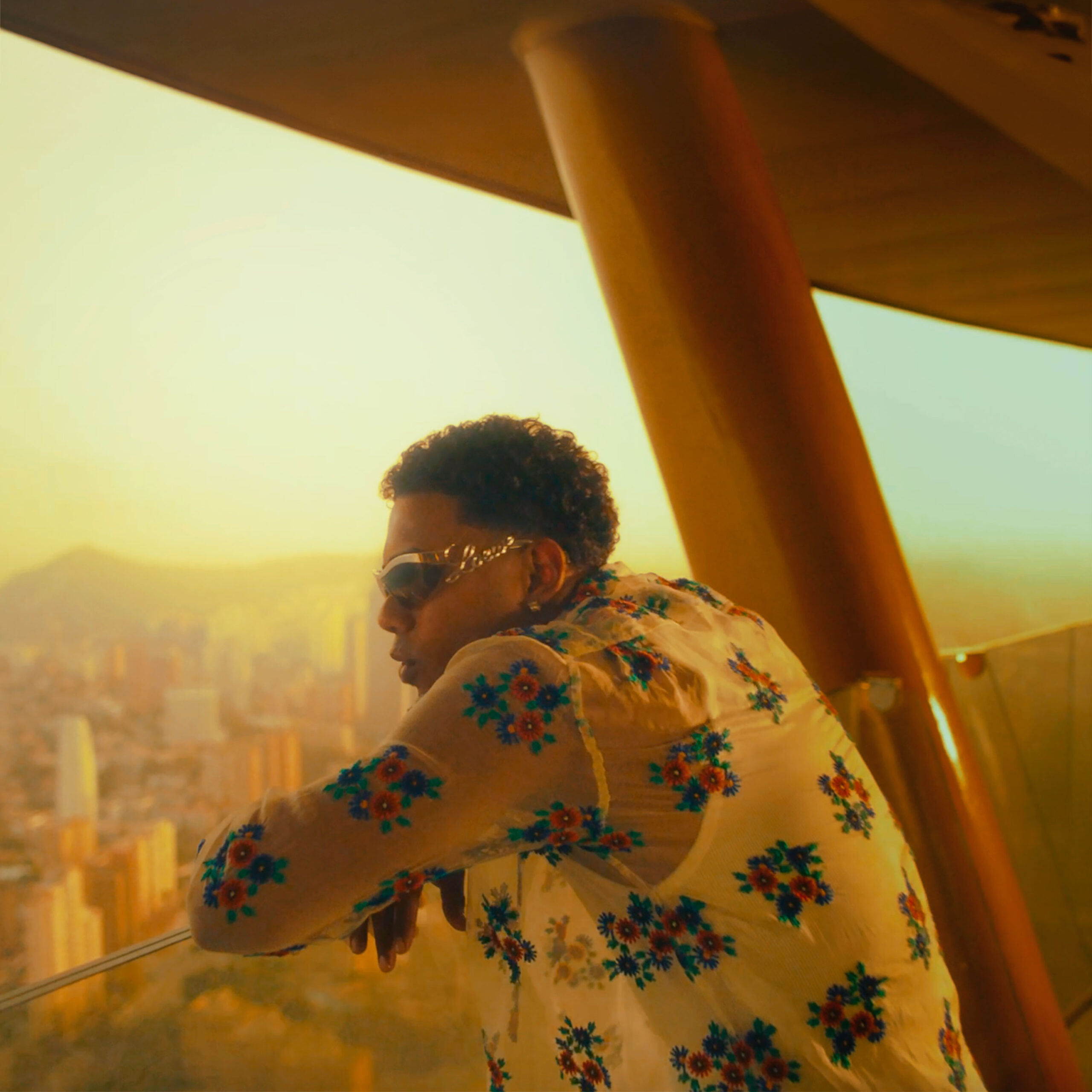 Myke Towers presenta 